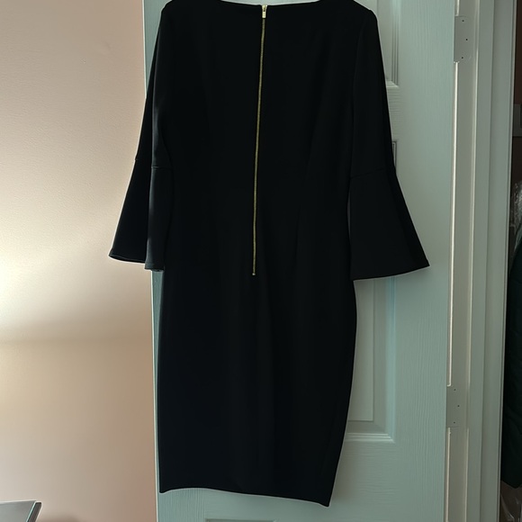 Calvin Klein dress with flare sleeves and a gold zipper. Knee length - Picture 3 of 4